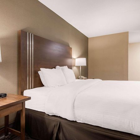 Quality Inn & Conference Centre Orillia Buitenkant foto
