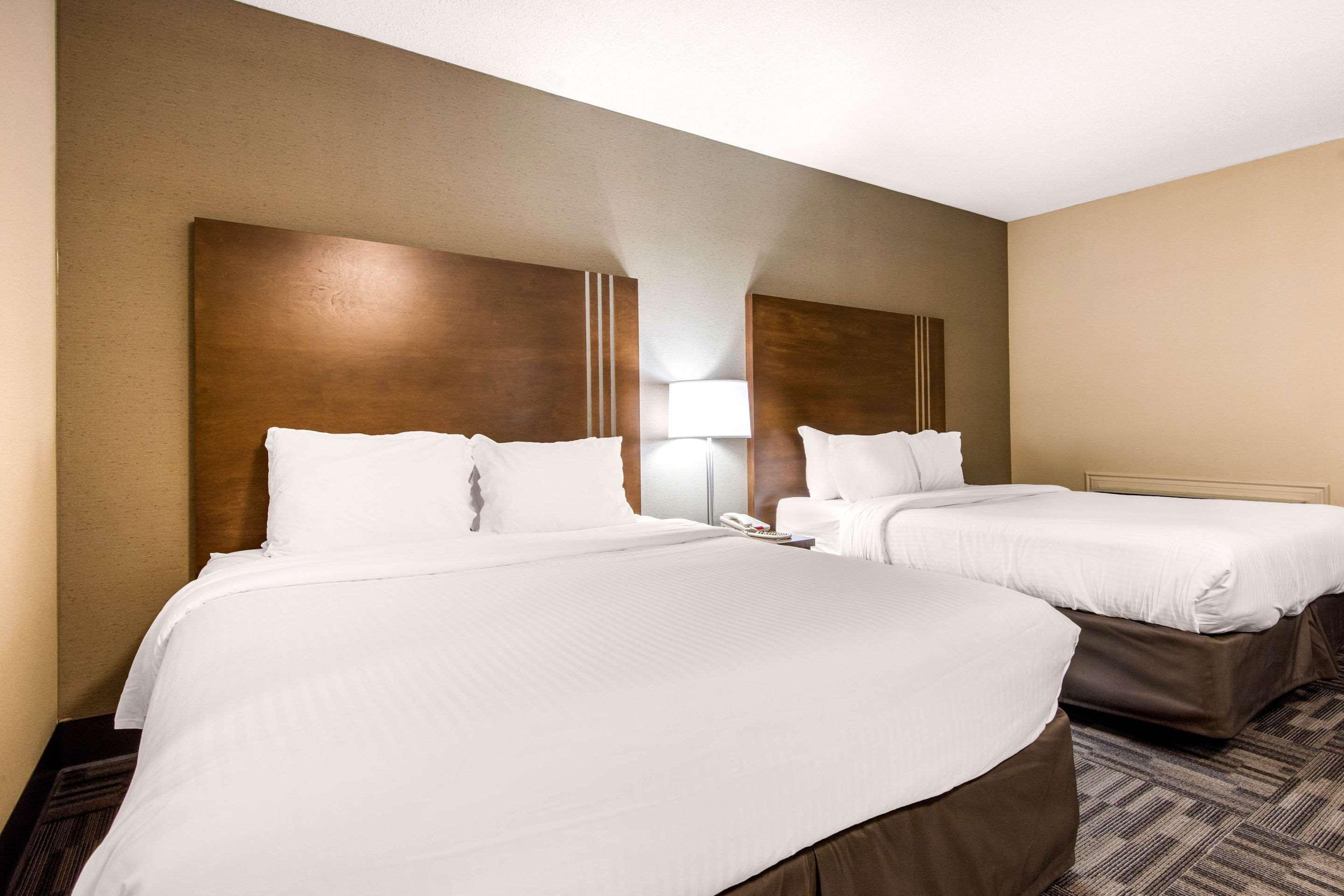 Quality Inn & Conference Centre Orillia Buitenkant foto