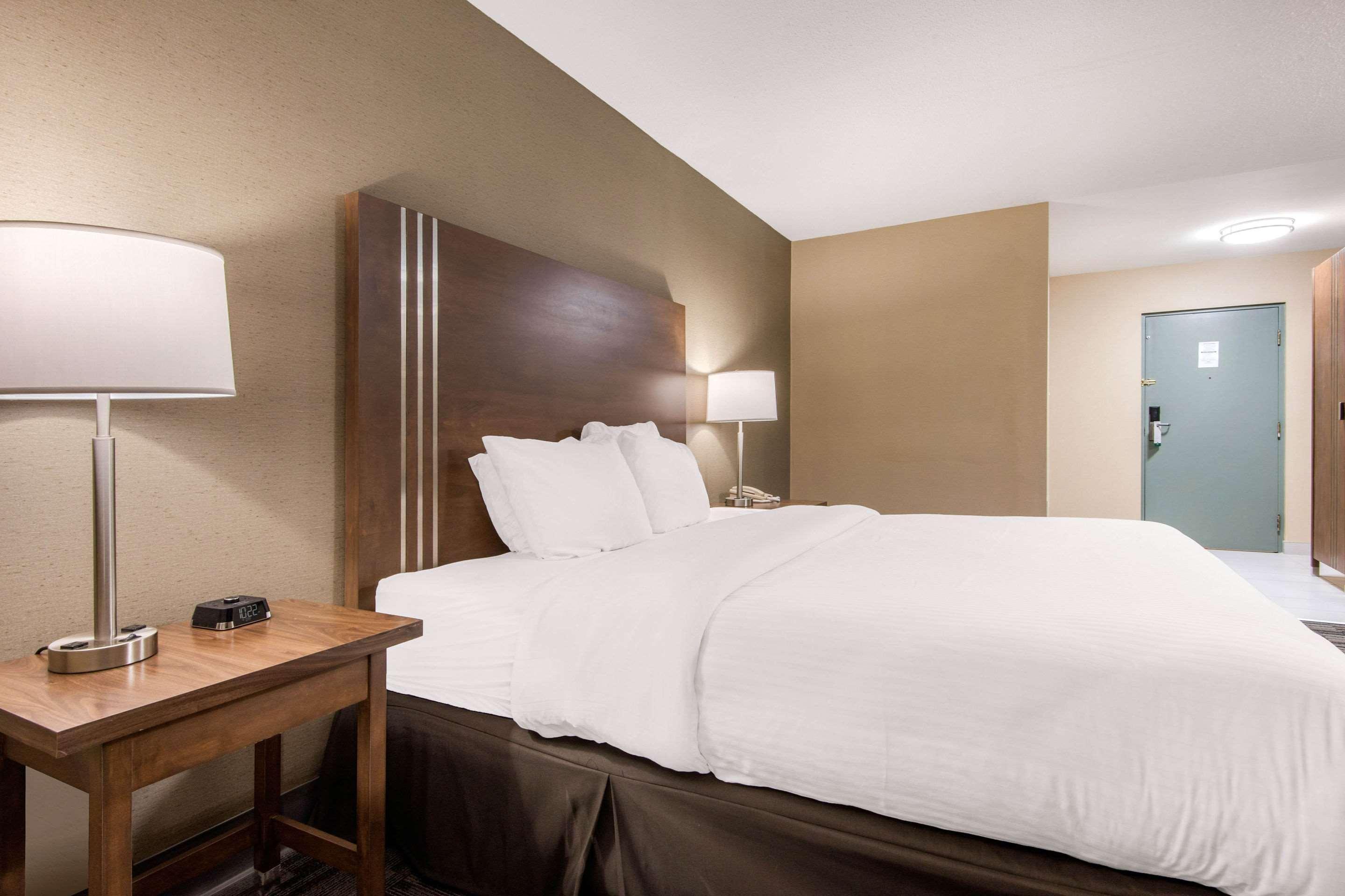 Quality Inn & Conference Centre Orillia Buitenkant foto