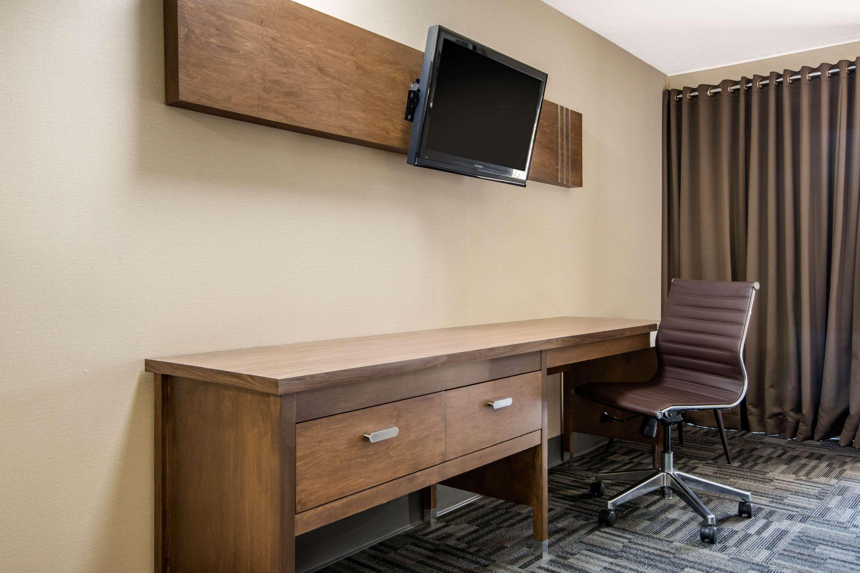 Quality Inn & Conference Centre Orillia Buitenkant foto