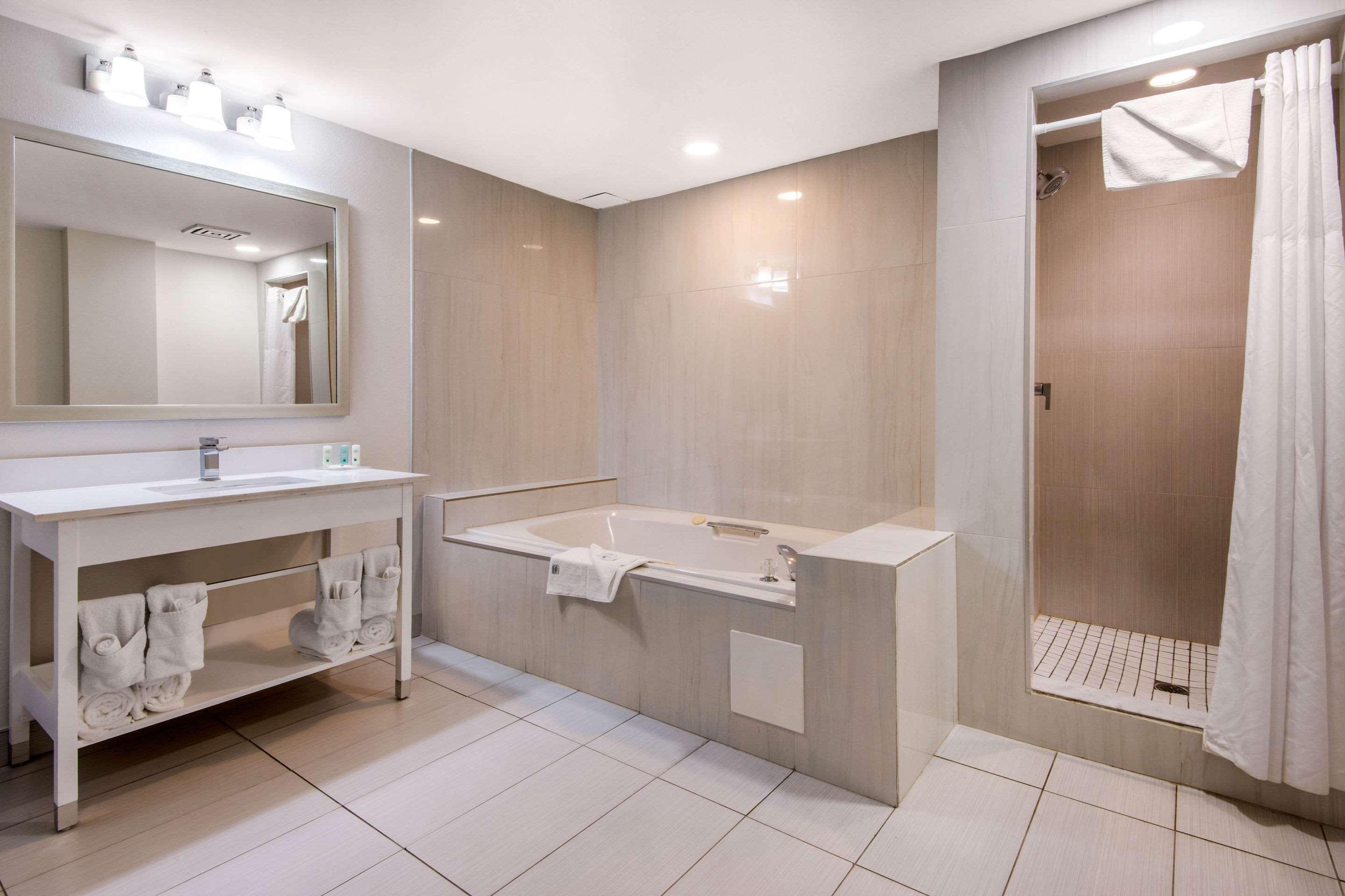 Quality Inn & Conference Centre Orillia Buitenkant foto