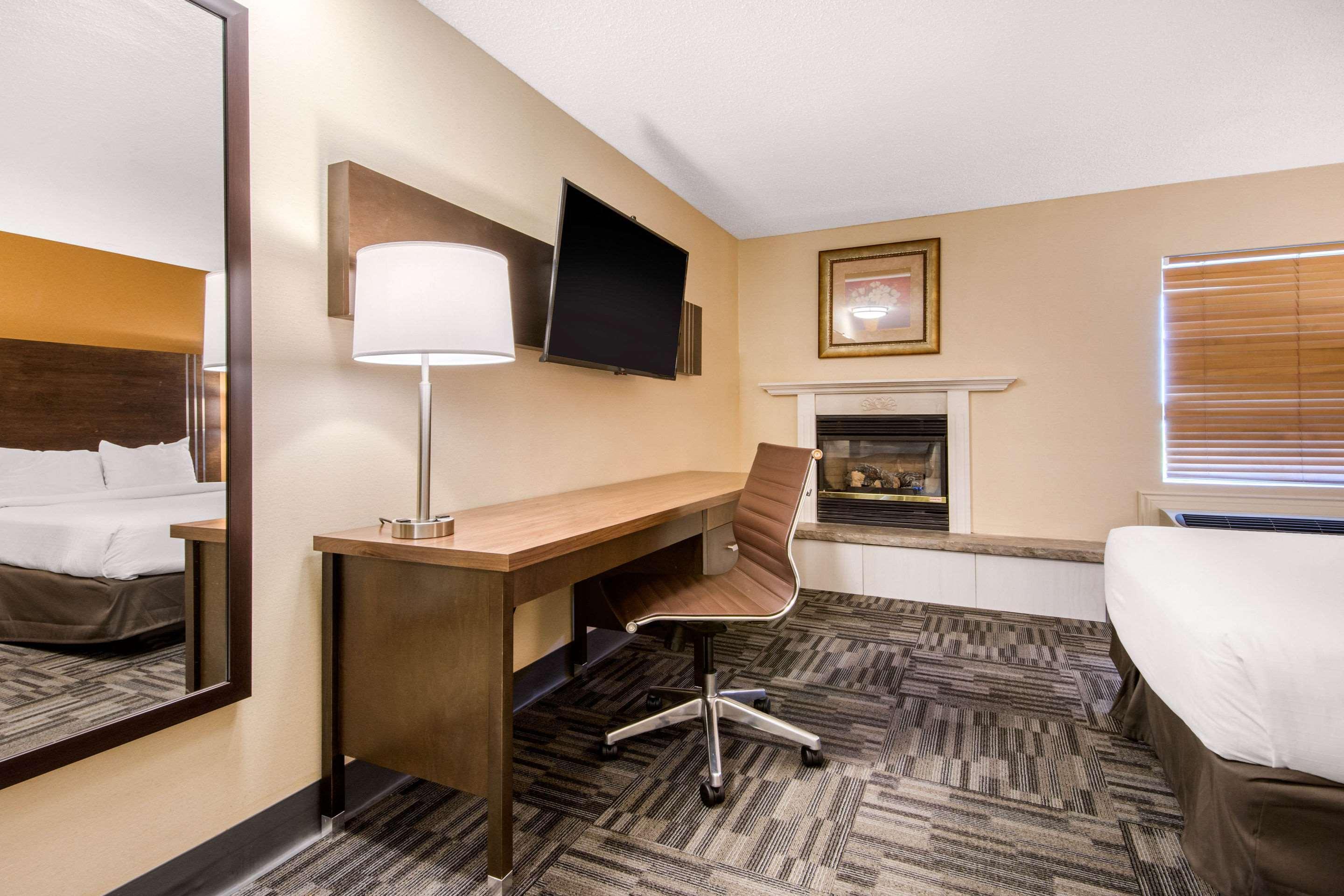 Quality Inn & Conference Centre Orillia Buitenkant foto