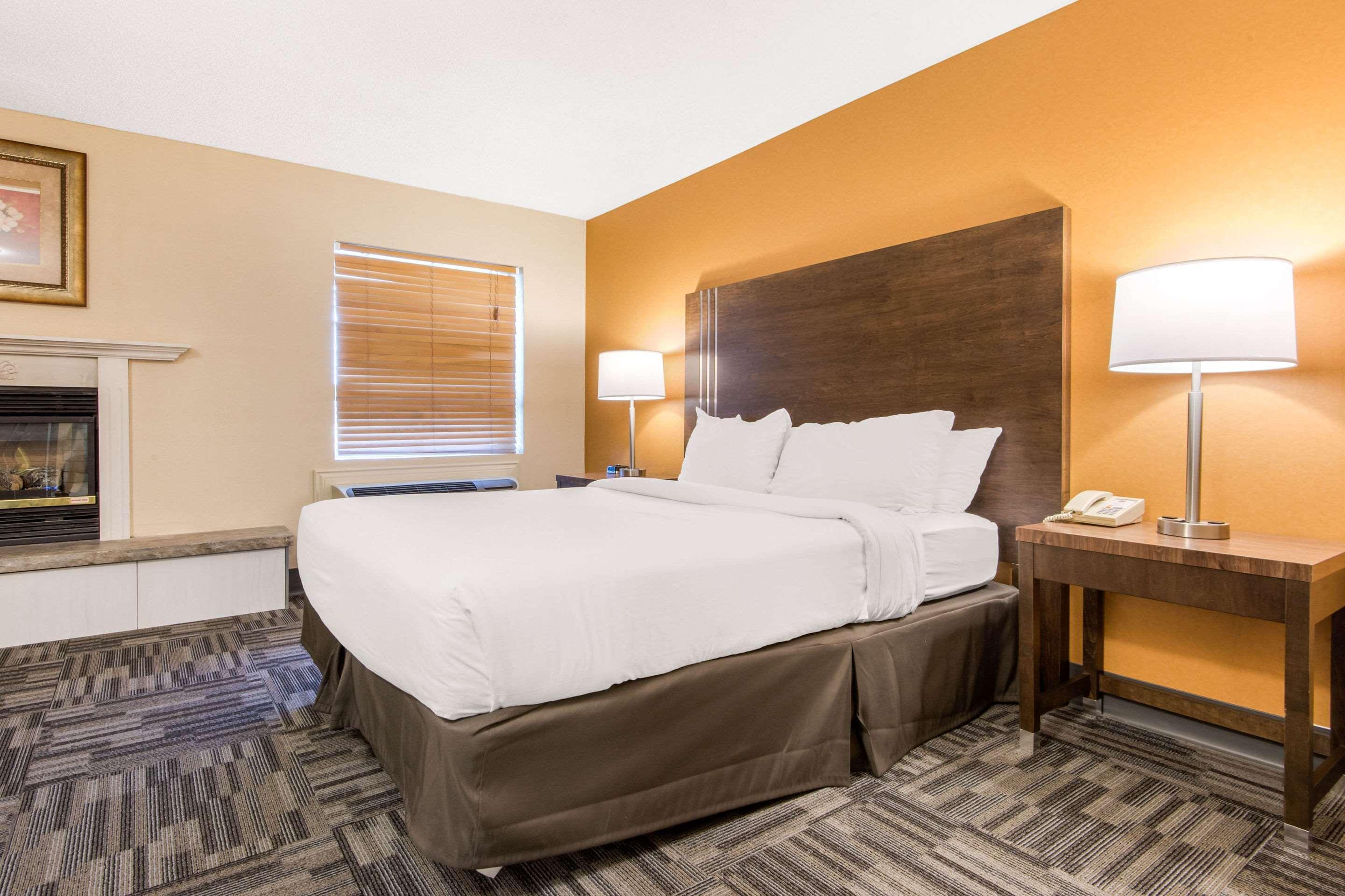 Quality Inn & Conference Centre Orillia Buitenkant foto