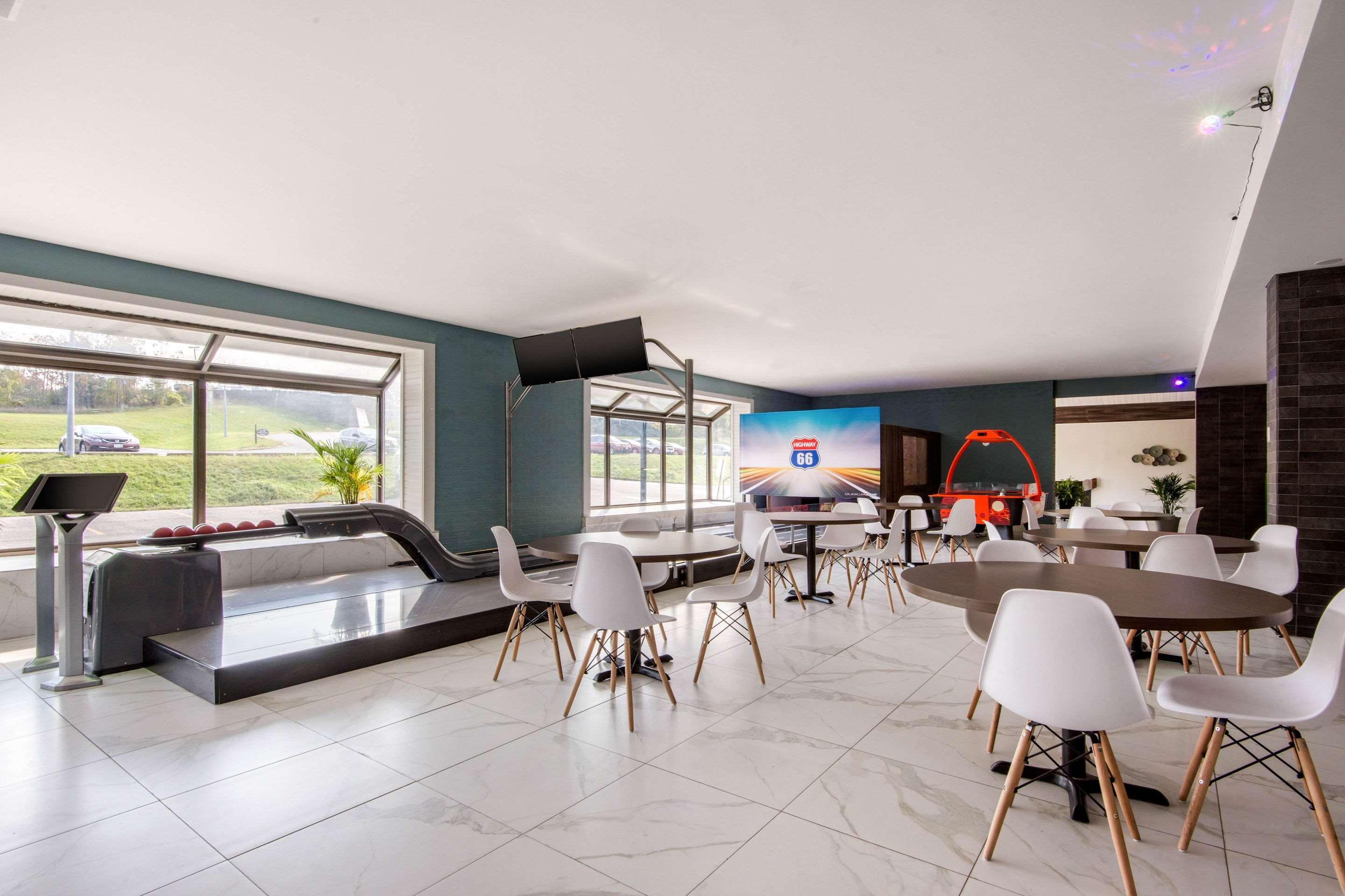 Quality Inn & Conference Centre Orillia Buitenkant foto