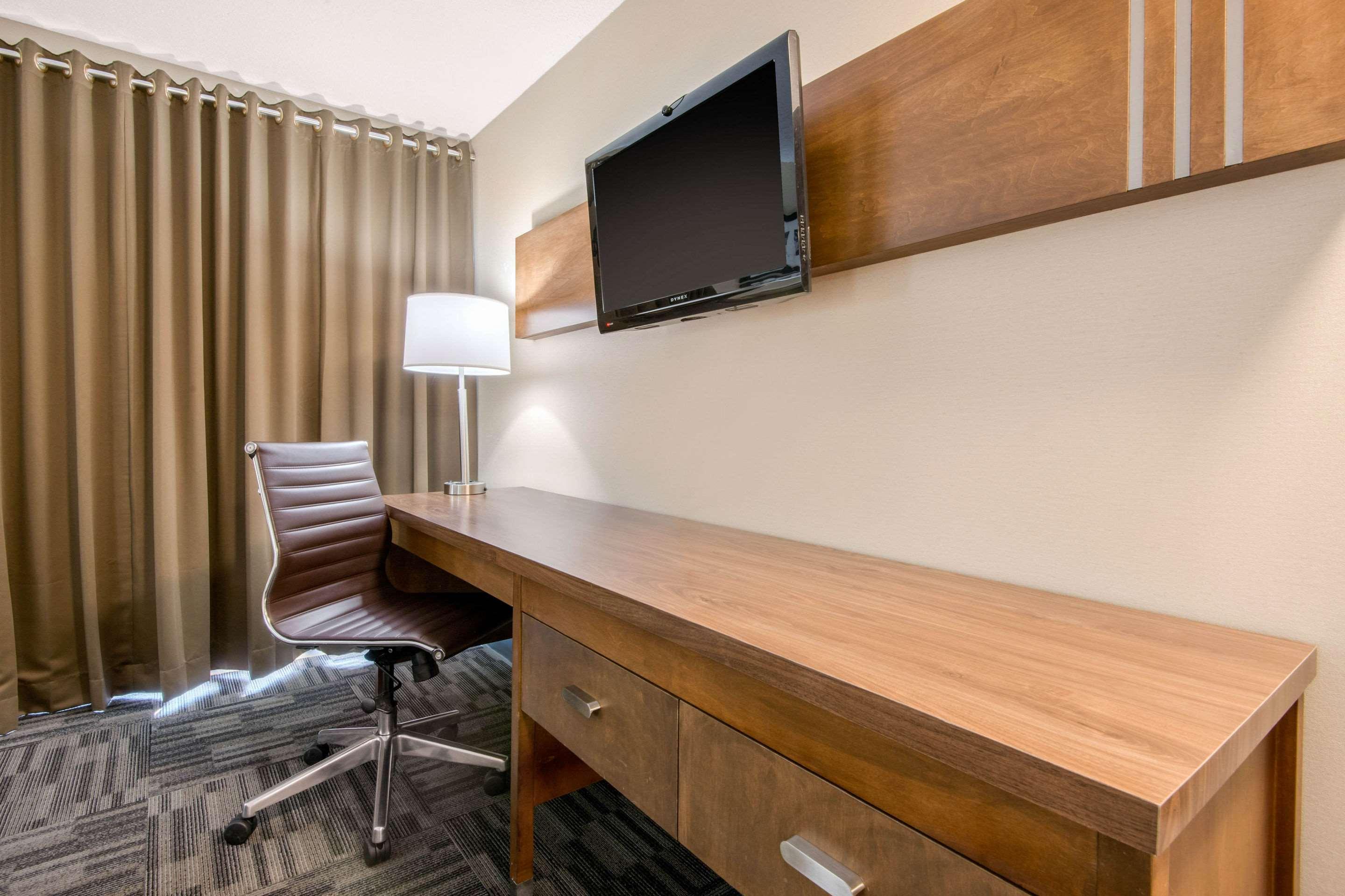 Quality Inn & Conference Centre Orillia Buitenkant foto