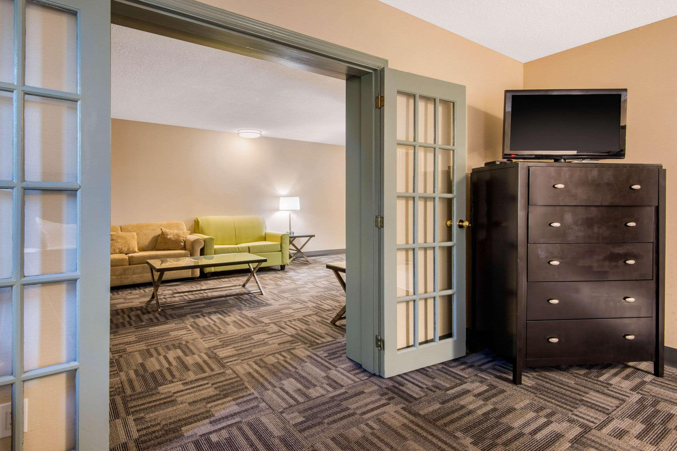 Quality Inn & Conference Centre Orillia Buitenkant foto