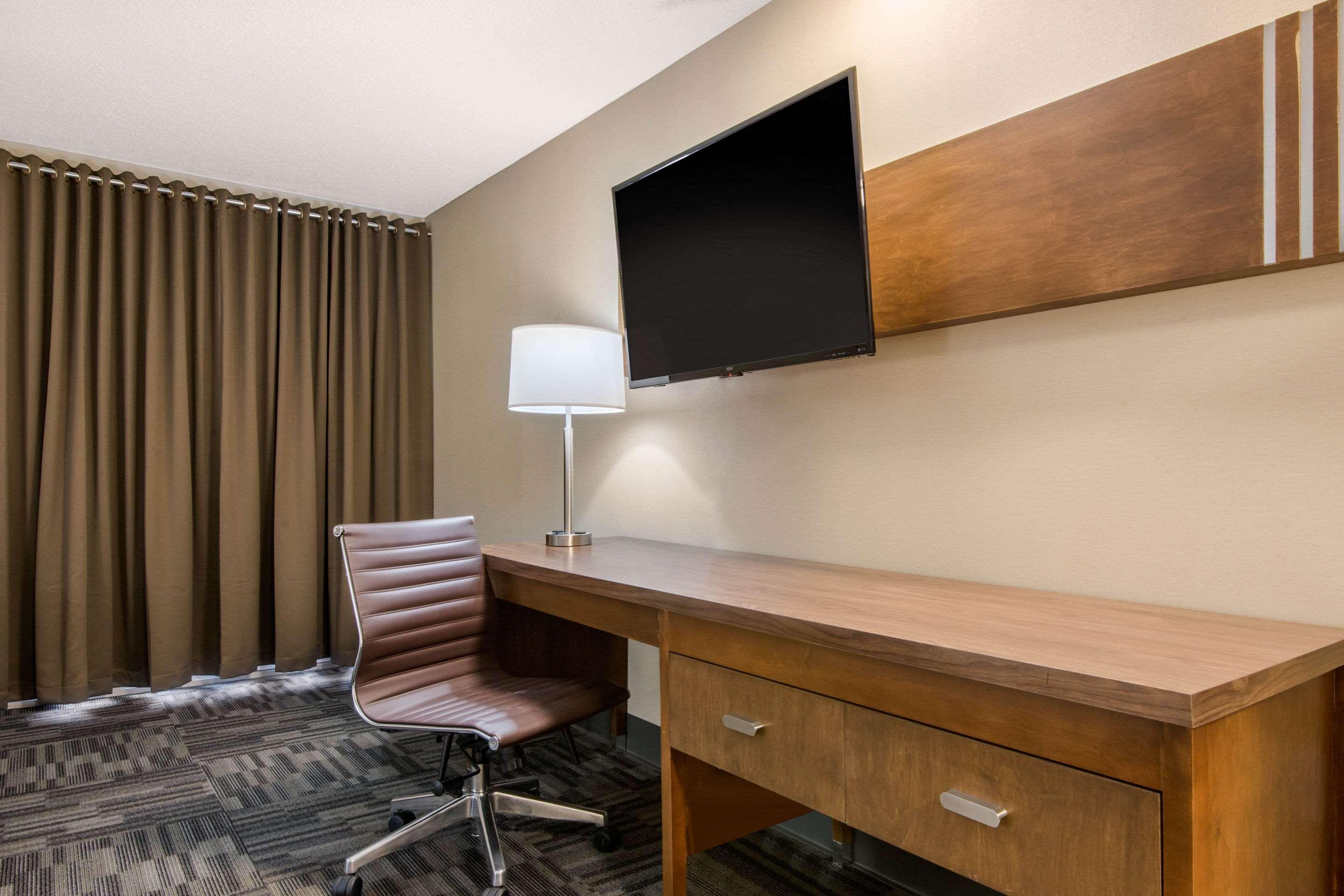 Quality Inn & Conference Centre Orillia Buitenkant foto