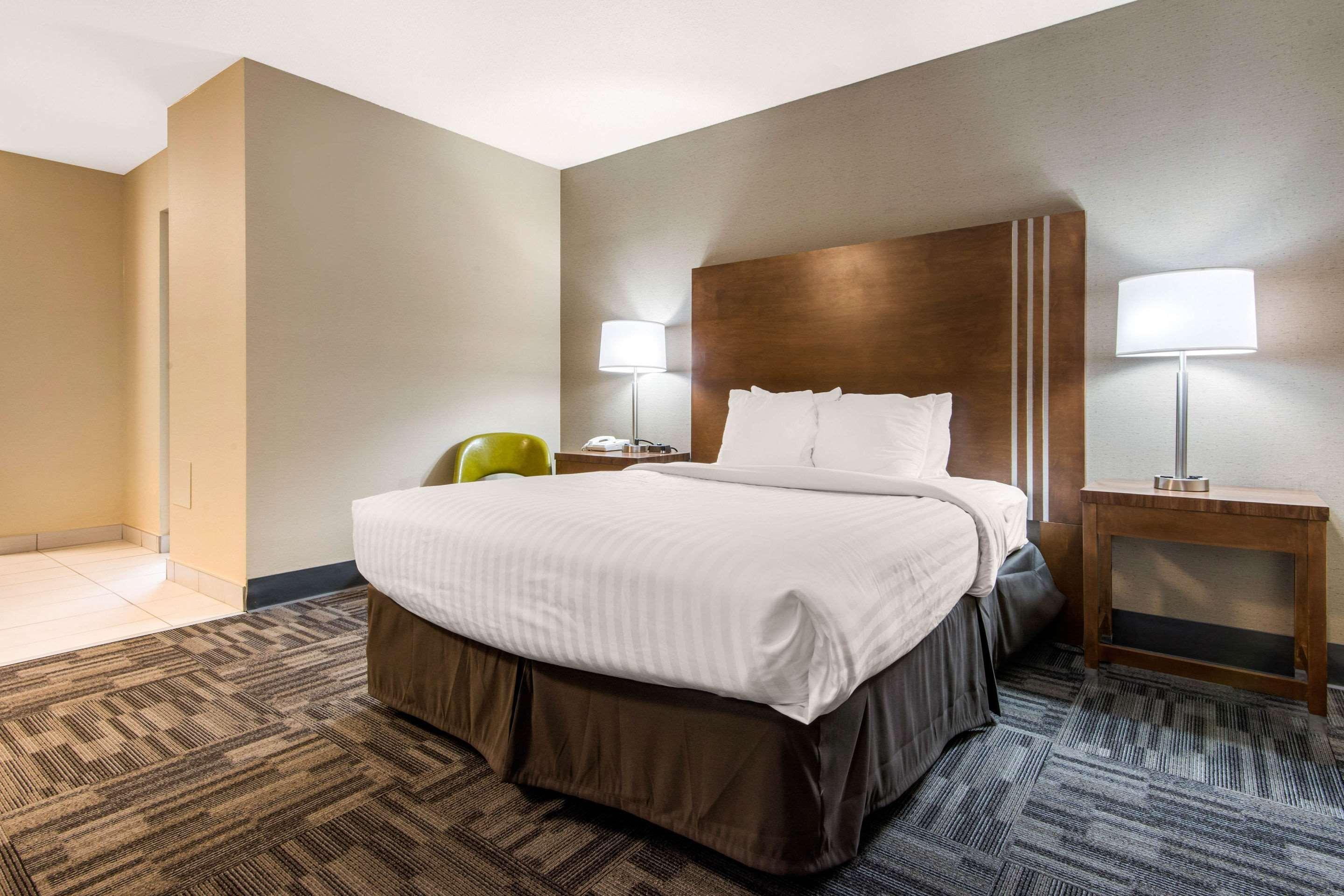 Quality Inn & Conference Centre Orillia Buitenkant foto