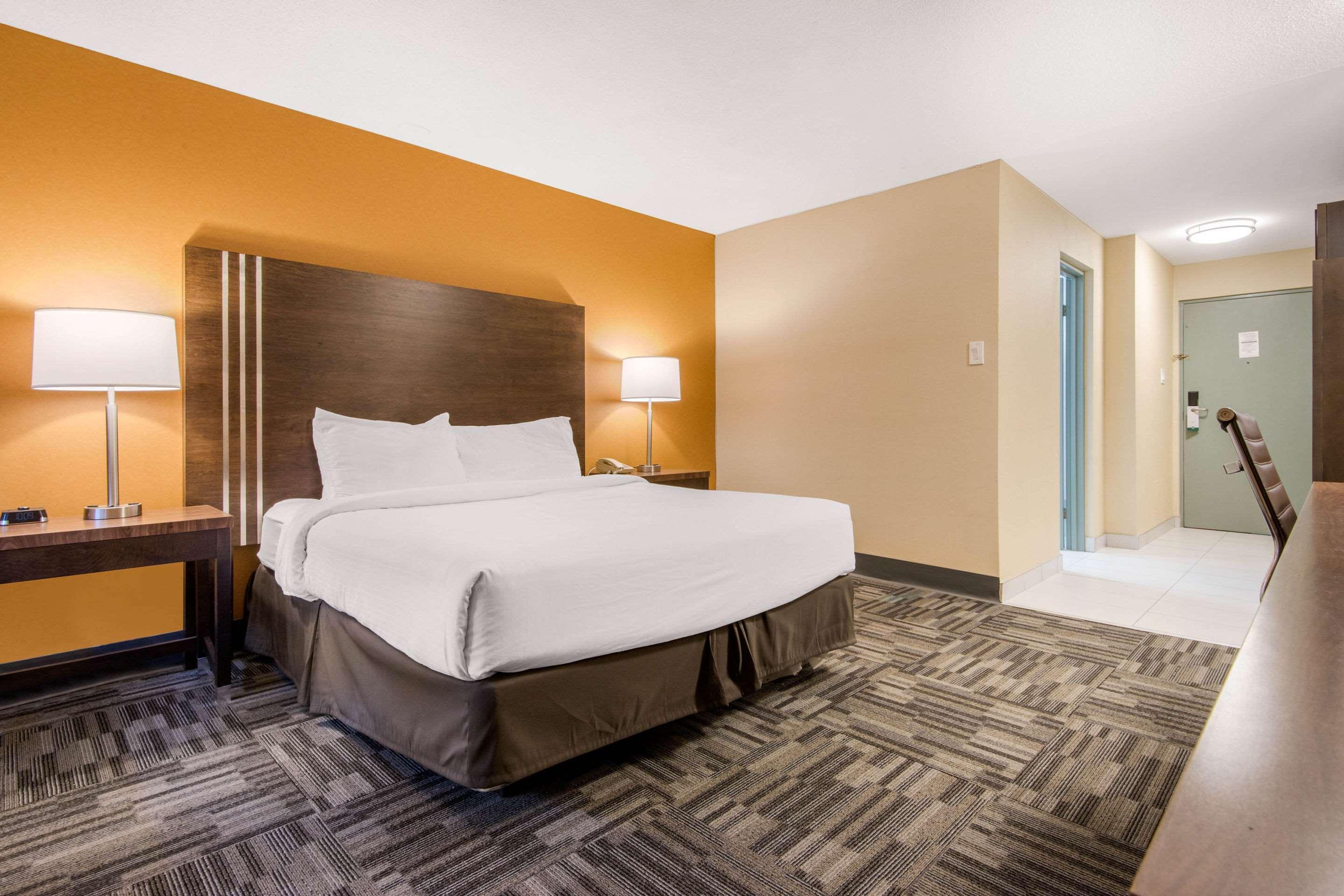Quality Inn & Conference Centre Orillia Buitenkant foto