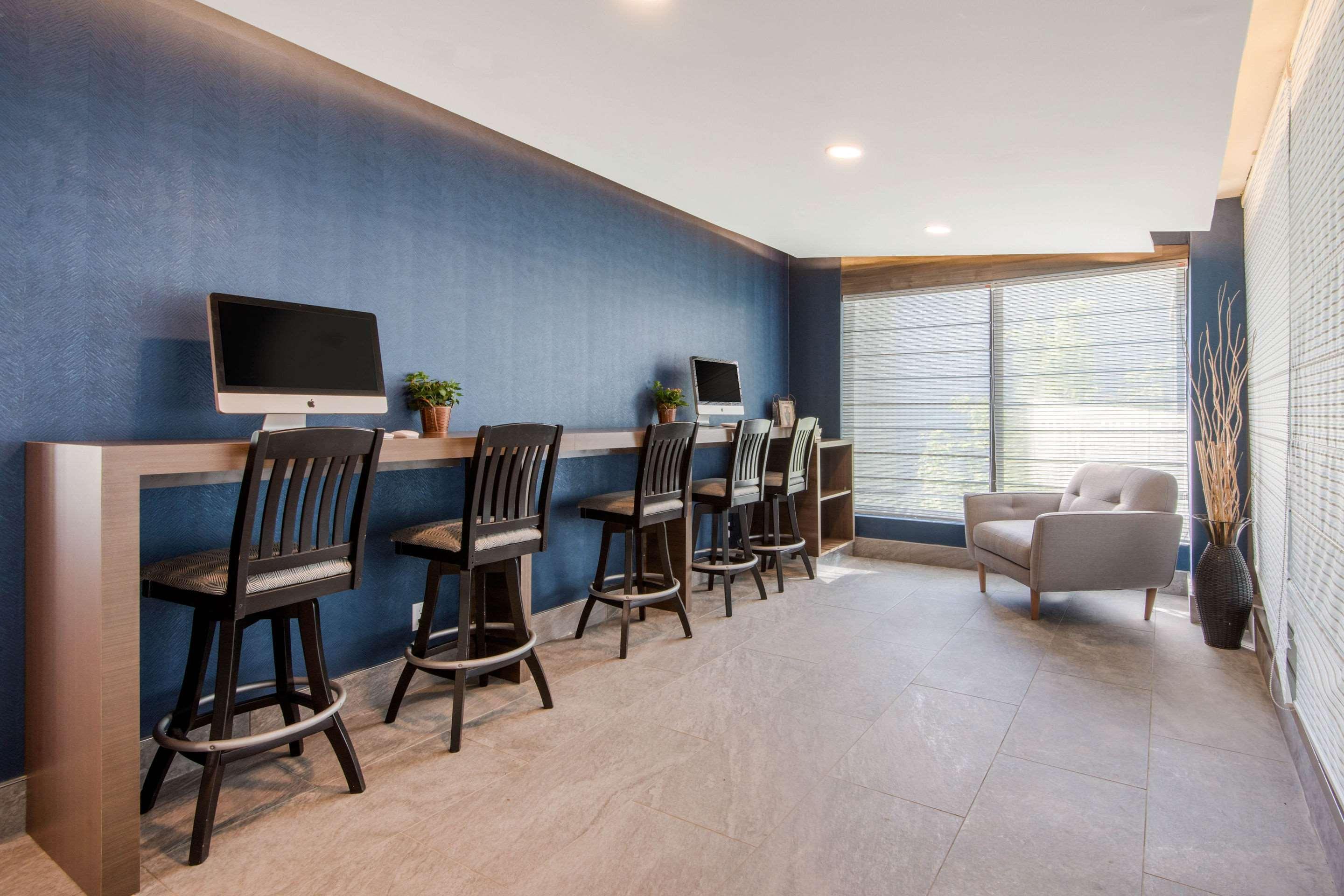 Quality Inn & Conference Centre Orillia Buitenkant foto