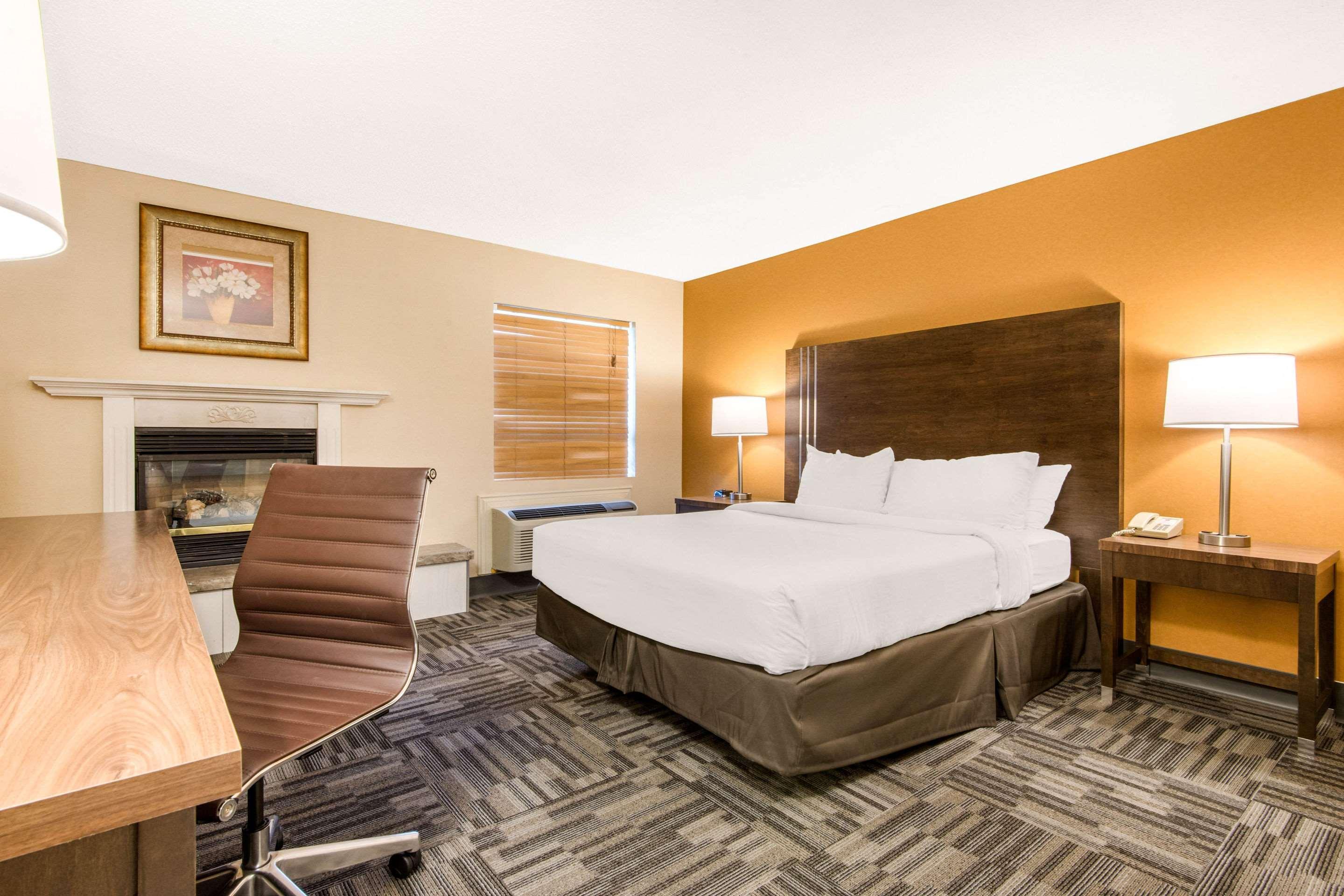 Quality Inn & Conference Centre Orillia Buitenkant foto
