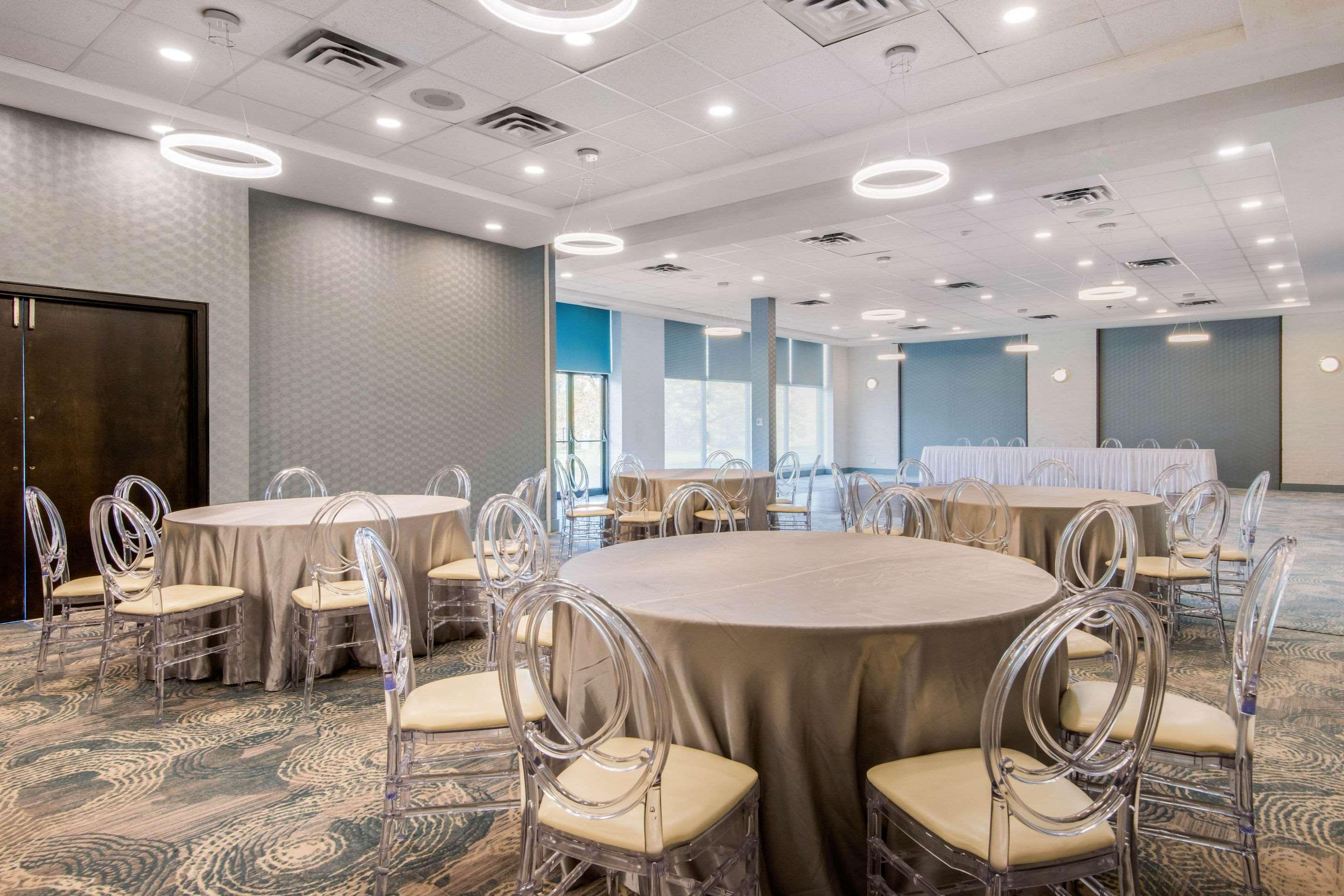 Quality Inn & Conference Centre Orillia Buitenkant foto