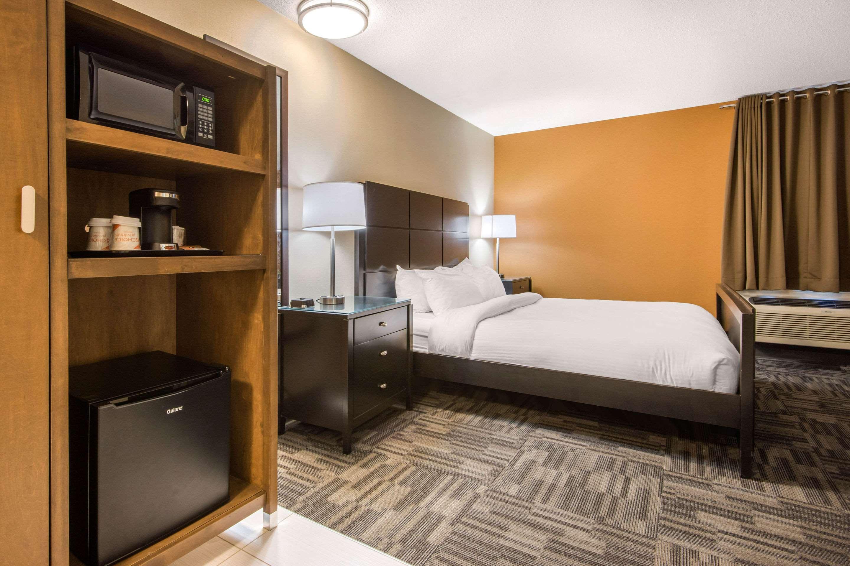 Quality Inn & Conference Centre Orillia Buitenkant foto