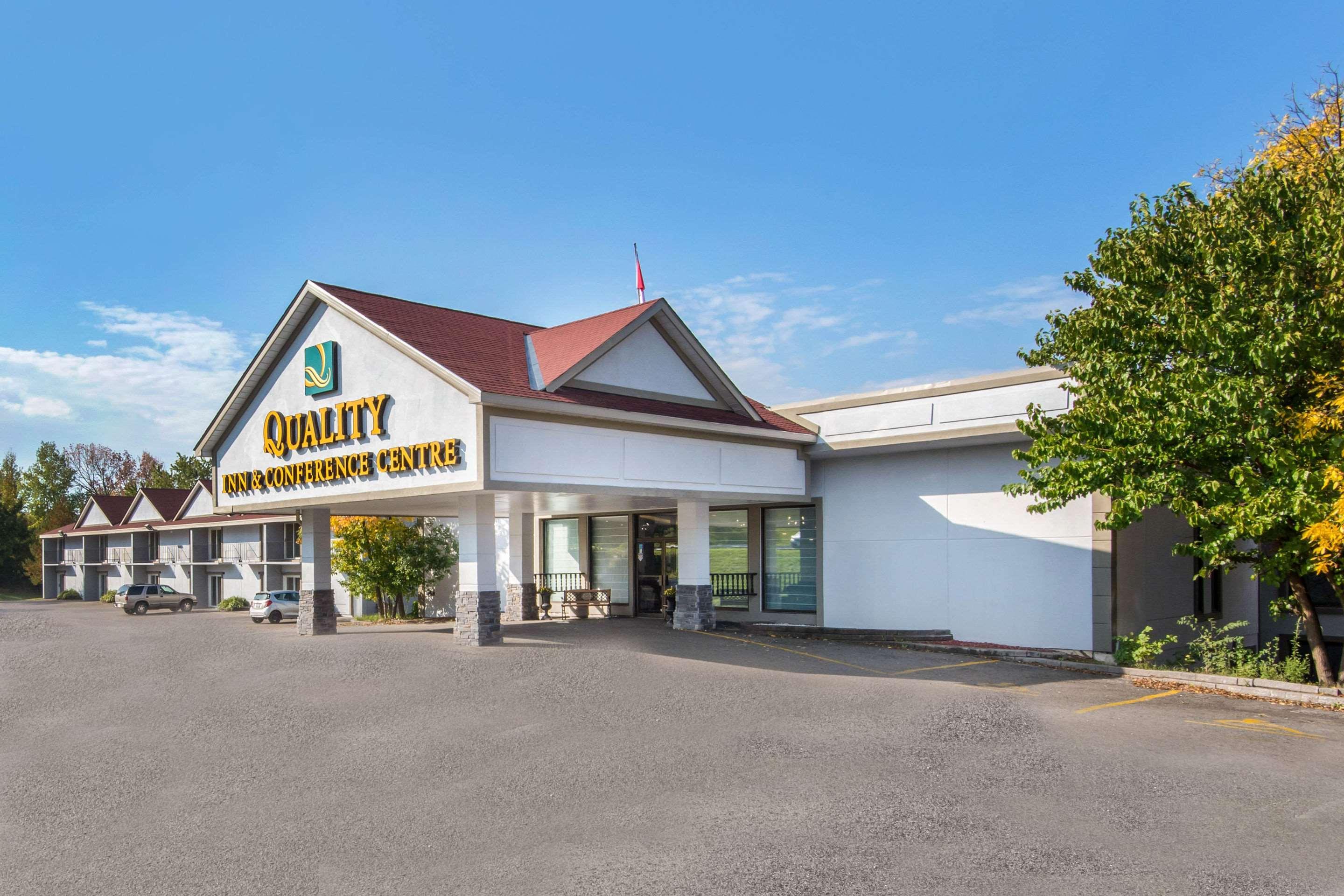 Quality Inn & Conference Centre Orillia Buitenkant foto