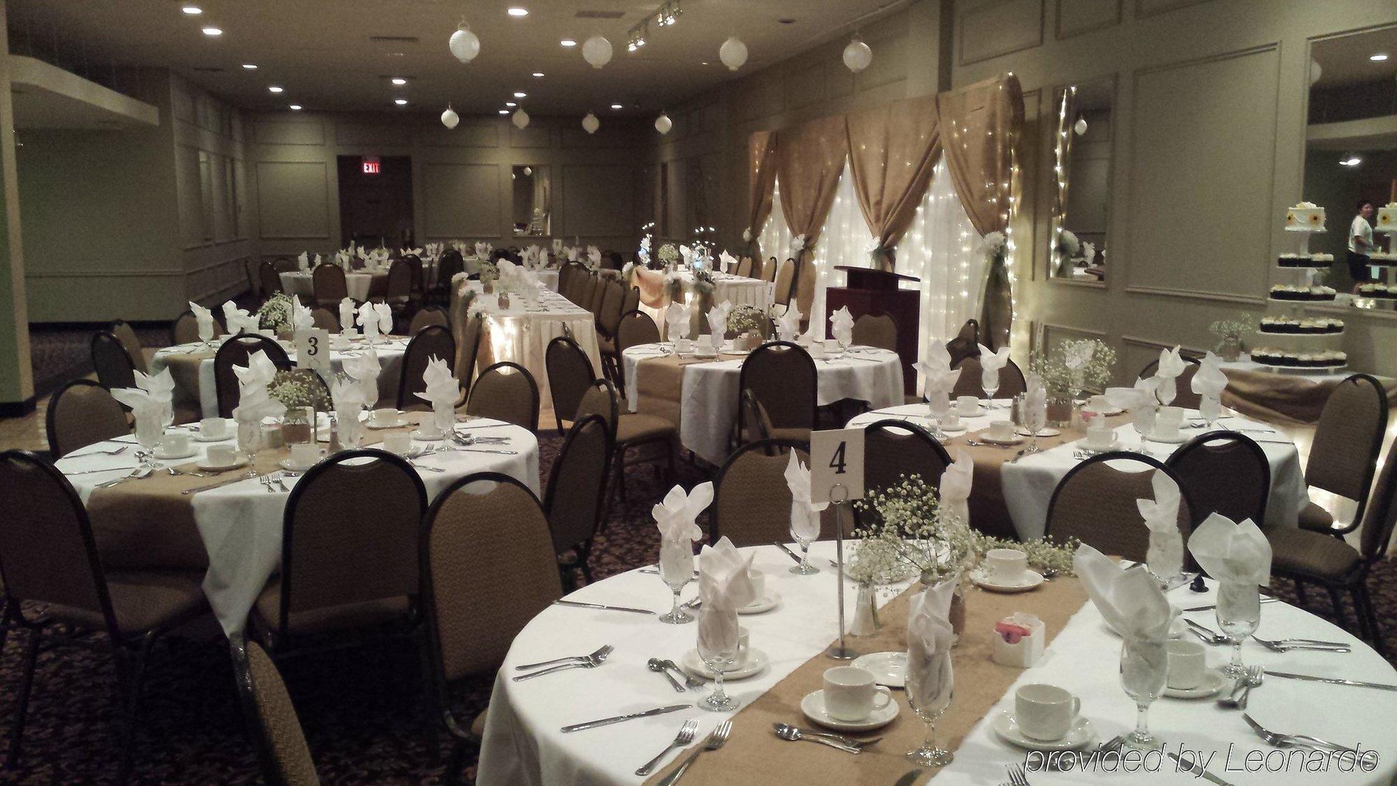 Quality Inn & Conference Centre Orillia Buitenkant foto