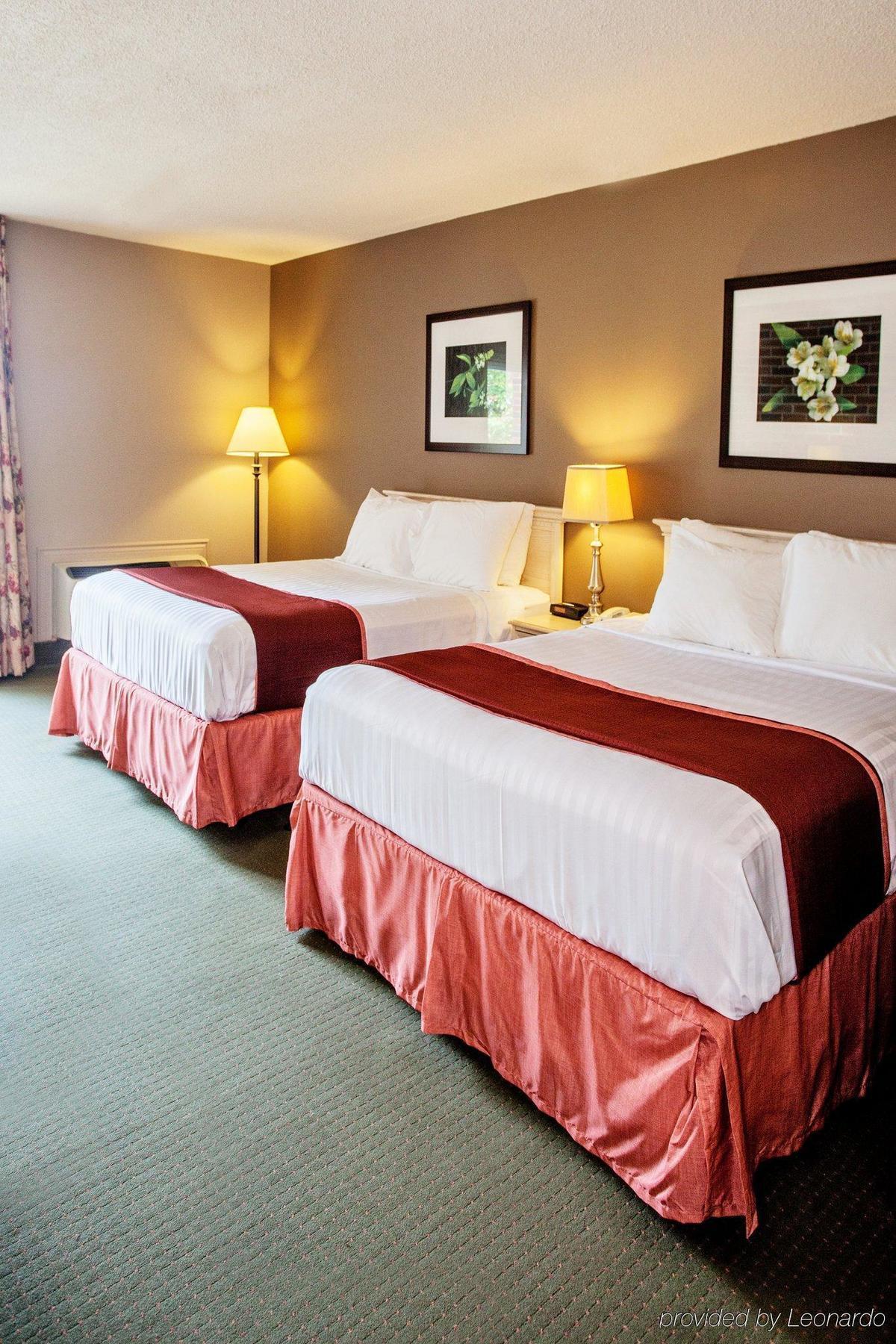 Quality Inn & Conference Centre Orillia Buitenkant foto
