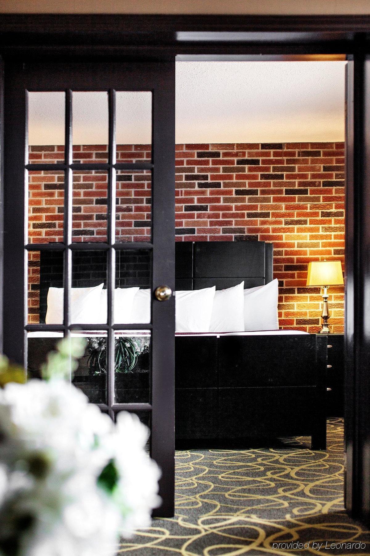 Quality Inn & Conference Centre Orillia Buitenkant foto