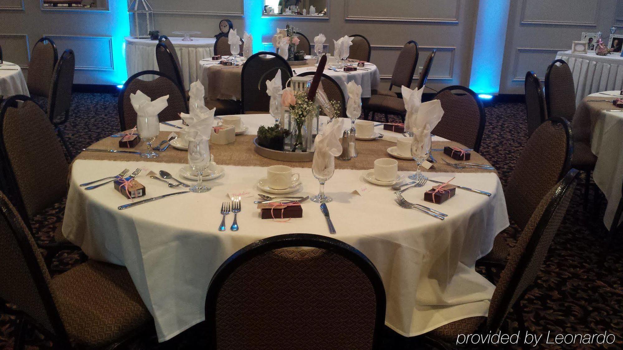 Quality Inn & Conference Centre Orillia Buitenkant foto