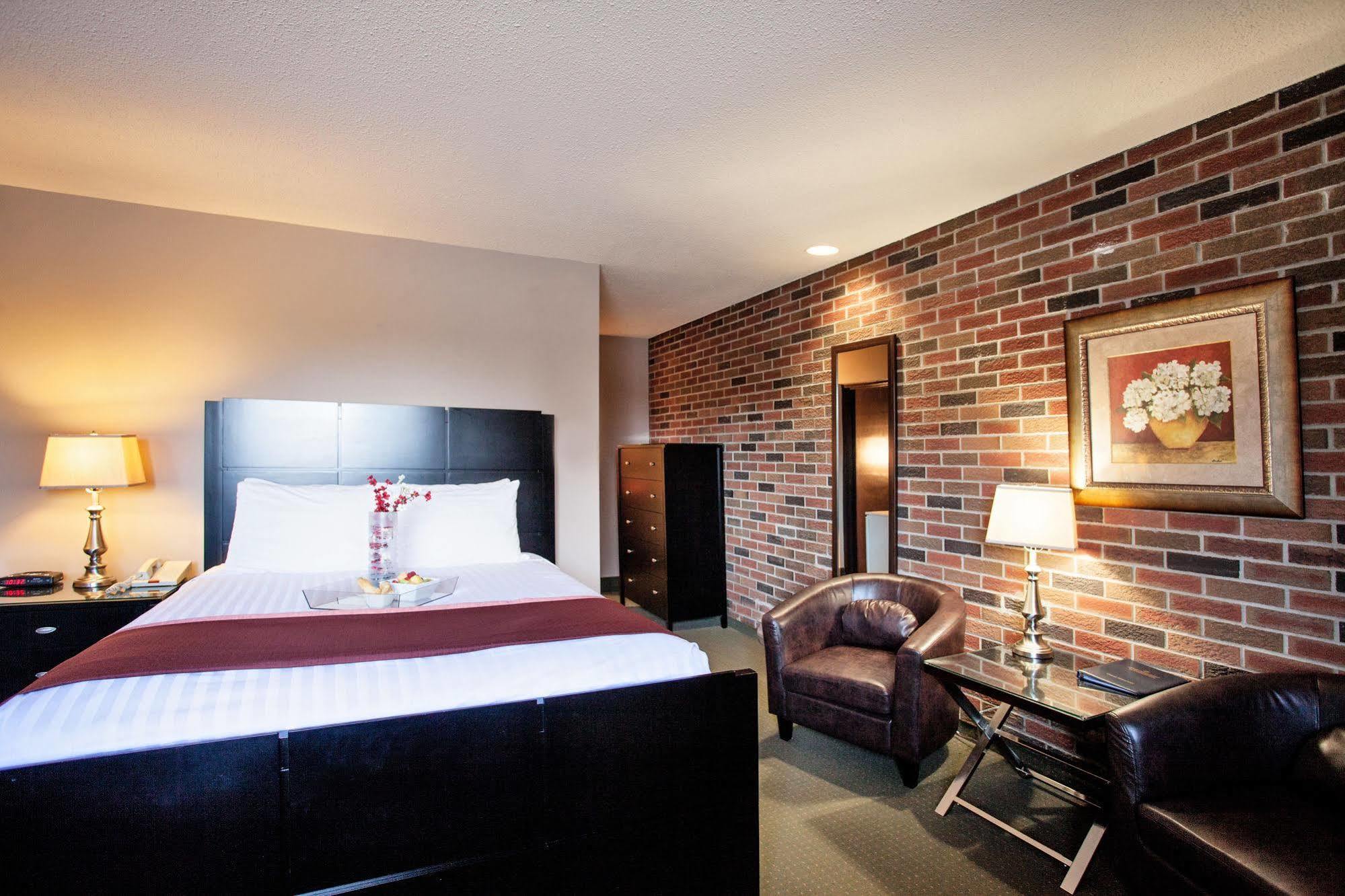 Quality Inn & Conference Centre Orillia Buitenkant foto